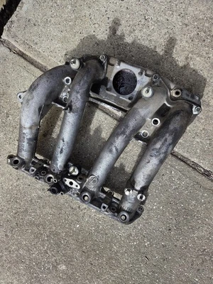 Colector de admisión Mercedes Benz W201 190E 180E Foto 1 de 3