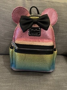 Mini zaino con paillettes Minnie Mouse Loungefly Disney Parks nuovo con etichette con fiocco arcobaleno - Foto 1 di 7