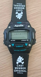 Orologio Digitale Cronografo Sveglia Aqualite Originale Disney Cast Member Topolino - Foto 1 di 18