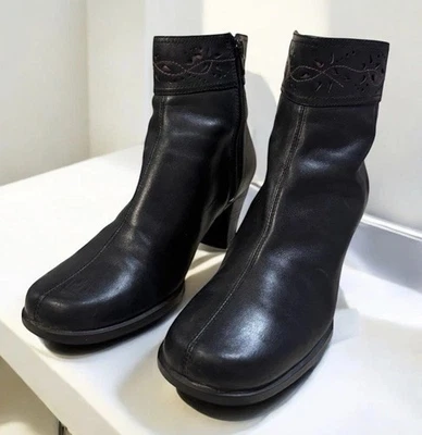 Botín para mujer Y2K Clarks de cuero punta redonda talla 9 con diseño floral rosa Foto 1 de 4