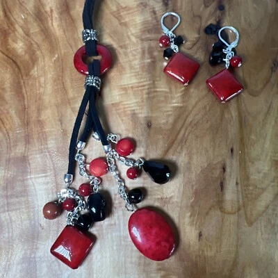 ¿Coral ROJO? Pendientes colgantes de cadena de cuero negro con cuentas Foto 1 de 4