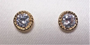 Orecchini a perno traforati zirconi zirconi metallo chiaro tono oro diametro 5/16” - Foto 1 di 7