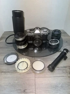 Canon AE-1 Program analoge Kleinbildkamera Spiegelreflex mit mehreren Objektiven + Zubehör - Bild 1 von 12