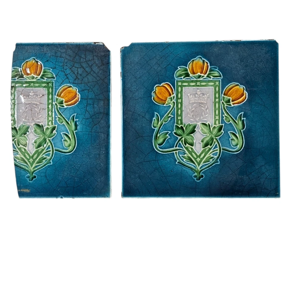 Azulejo turquesa mayólica Art Nouveau XXX Inglaterra corona y vid floral 2 azulejos Foto 1 de 4