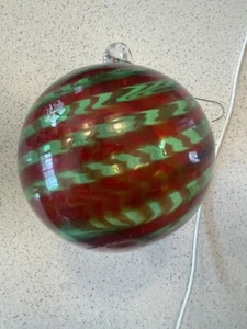 Vintage Murano rot und grün gewirbelte Streifen Glas Weihnachtsschmuck 3,25" D Italien - Bild 1 von 6