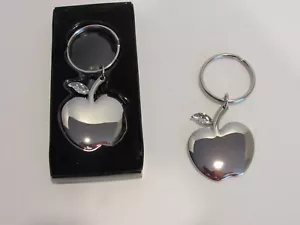 LOTE DE 2 LLAVEROS CROMADOS - Diseño de Apple - Gran Bucle de Llave y Caja de Regalo-LLAVERO - Imagen 1 de 1