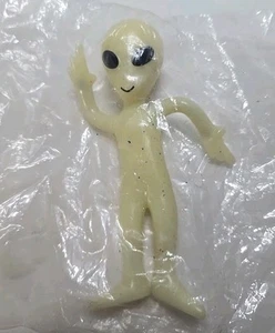 Figura extraterrestre de colección que brilla en la oscuridad juguete raro de China - Imagen 1 de 2