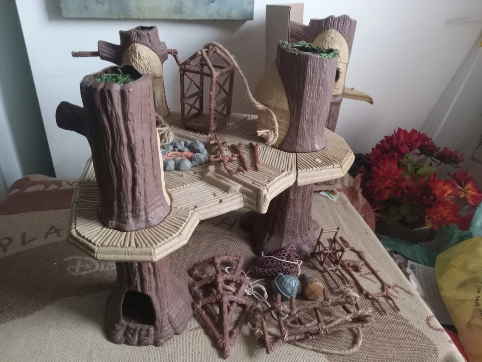 De colección 1983 Kenner Star Wars EWOK VILLAGE Treehouse Juego 100% COMPLETO Extra  Foto 1 de 4