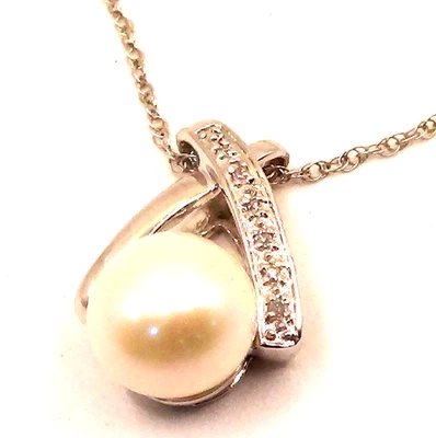BEAUTIFUL SOLID 10K WHITE GOLD PEARL AND DIAMOND NECKLACE 20 INCHES LONG - Image 1 of 4