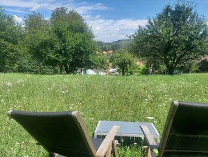 Gepflegtes Grundstück mit Panorama, Dorf/Rand Lage - Bild 1 von 10
