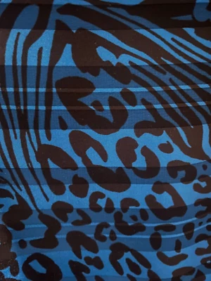 Patrón de retazos de animales azules 3M en tela de costura a rayas satinadas Devore Foto 1 de 3