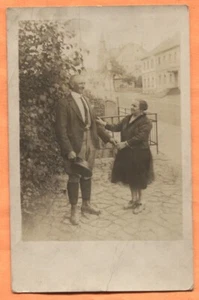 Älteres europäisches Paar um 1910 Echtfoto Postkarte rückseitig beschriftet - Bild 1 von 3