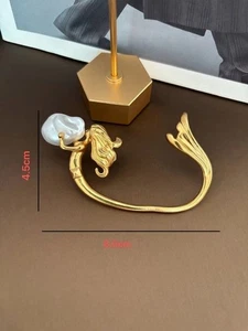 Orecchini a sirena ispirato a Schiaparelli - accento di perle barocche, gancio per orecchie singolo - Foto 1 di 7