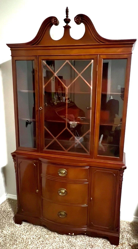 Gabinete de China de Caoba Renacimiento Federal Drexel Heritage de Colección, Circa 1950-1955 Foto 1 de 4