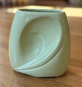 Pretty Vintage Light Chartreuse Green Pottery Vase/USA/McCoy Pottery - Picture 1 of 4