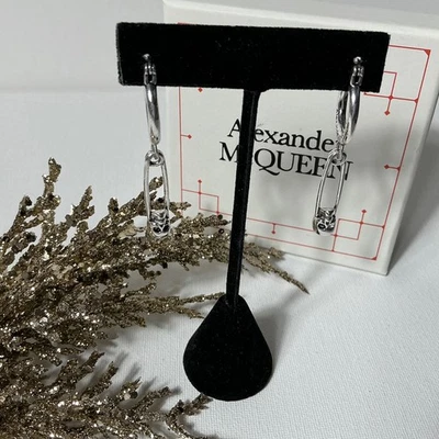 Pendientes calavera de plata Alexander Mcqueen Foto 1 de 3