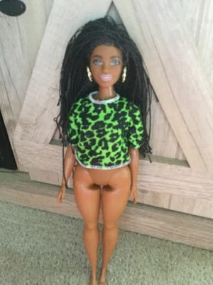 Barbie Fashionistas 2019 Mattel #GHW58 #144 muñeca Barbie afroamericana OG Top Foto 1 de 4