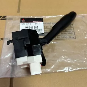 【NEW】Mitsubishi Genuine Pajero RVR SWITCH,TURN SIGNAL LAMP & LIGHTING MR309685 - Picture 1 of 4