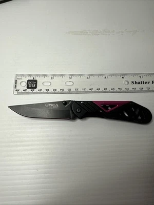 Cuchillo Utica 1650cp 7 pulgadas negro y rosa con clip Foto 1 de 4