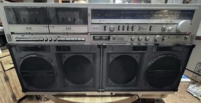 Cartucho de casete doble SHARP GF-767, grabadora clásica de seis altavoces funcionando. Foto 1 de 4