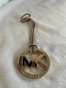 Bolso Michael Kors MK Logo Dorado Herrajes Imitación Cuero Beige FOB Charm - Imagen 1 de 7