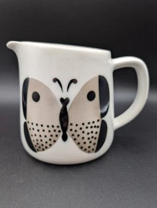 ARABIA, 5” PERHO PITCHER “Gray Butterfly” KAIPIAINEN FRANCK 1958 FA075 FINLAND - Picture 1 of 10