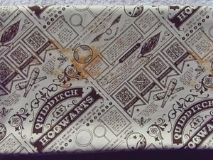 NUEVO Y DIFÍCIL DE ENCONTRAR Telas Camelot Hogwarts HARRY POTTER QUIDDITCH NOTICIAS *100% Algodón FQ* - Imagen 1 de 2