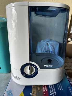 Vicks V750 D1 Warm Mist Room Humidifier 1.0 Gal 24hrs Med/Large Room #2944 - Image 1 of 2
