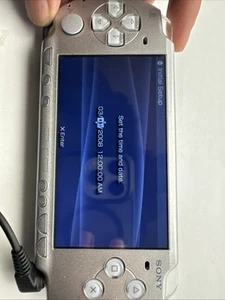 Sony PlayStation PSP-2001 Videospielkonsole - Silber - Ersatzteile (LESEN) - Bild 1 von 13