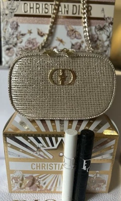 Bolso tocador cosmético de lujo Dior con asa, además de dúo de máscara Dior. Igual que la foto Foto 1 de 4