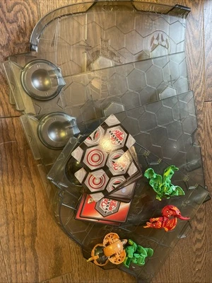 Bakugan Battle Arena Matrix Tablero de Juego Geogan Rising y Lote de 4 Figuras Más Cartas Foto 1 de 4