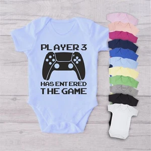 Player 3 Playstation Baby Body Babygrow Chaleco Geek Divertido Regalo Mamá Papá Jugador - Imagen 1 de 22