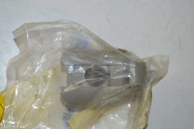 全新原始设备制造商 06-08 雪佛兰迈锐宝庞蒂亚克 G6 内部灰色遮阳夹 25984566 — 第 1/2 张图片