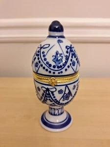 BOMBAY Cobalt Blue & Wht.Footed Ceramic Egg Shaped Hinged Trinket Container - Picture 1 of 8