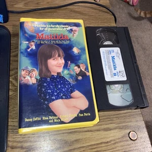 Matilda VHS, Mara Wilson, Danny Devito, Rhea Perlman 1996 Tri Star PG Clamshell - Imagen 1 de 3
