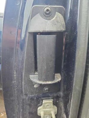 Manija de puerta exterior trasera derecha usada se adapta a: camioneta Chevrolet Silverado 2500 2006 Foto 1 de 4