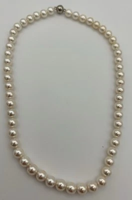 Wunderschöne Perlenkette mit Magnetverschluss, Süßwasserperlen gleichmäßige GR. - Bild 1 von 3