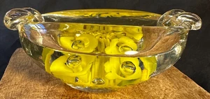 Vintage Kunst Glas Briefbeschwerer - Aschenbecher klar gelb Blumen im Sockel - Bild 1 von 8