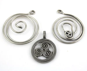 Lotto 3 Ciondoli per Collane in Acciaio Colore Argento Vintage Rotondi Cerchio - Foto 1 di 3