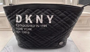 Nuevo Bolso de Maquillaje DKNY Acolchado Clutch Negro de Viaje con Etiquetas. - Imagen 1 de 7