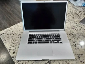 Macbook Pro A1297 17 Zoll 8GB RAM Laptop Anfang 2011 kein HD schlechter Bildschirm wie abgebildet - Bild 1 von 7