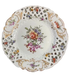 Set di 8 antichi piatti pane/deserto Meissen 6” floreali reticolati - Foto 1 di 13
