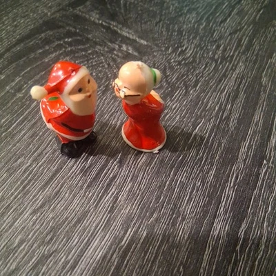 "Figuras miniatura navideñas vintage de 1,25"" de Papá Noel y la señora Claus besándose casa de muñecas" Foto 1 de 4