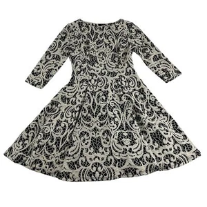 Abito Eliza J A-Line Petite's 2 (2P) nero bianco pizzo filigrana scollo barca elasticizzato - Foto 1 di 5