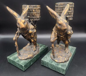 Noontidings bronzefarbene Kaninchen Skulptur Kerzenhalter auf grünem Marmorsockel - Bild 1 von 19