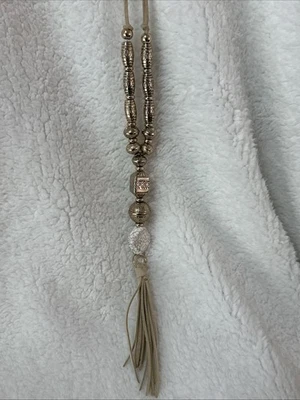 CHICOS Collar Borla Cuentas Gris Dorado Blanco Largo Boho Vaquera Festival Cuero Foto 1 de 4