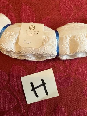 8 mètres de broderie anglaise (réf. H) - Photo 1/2