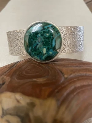 Brazalete de malaquita de crisocola. Ajuste de metal martillado Foto 1 de 3
