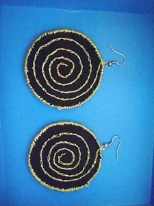 Black with gold spiral - Picture 1 of 1