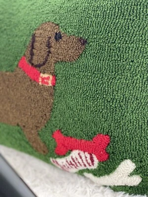 羊毛钩枕头 Weiner 狗和骨头可爱装饰绿色 — 第 1/4 张图片